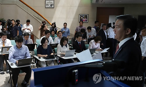 ▲ 지난 6월 청와대 새 수석비서관 명단 발표 뒤, 청와대 민경욱 전 대변인이 기자들의 질문에 답하고 있다. ⓒ연합뉴스
