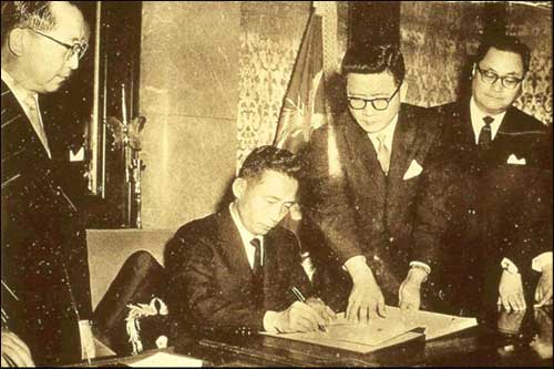 ▲ 1965년 한일협정에 서명하는 박정희 전 대통령