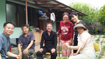 <김지숙,김영수 동문의 괴산집 앞마당에서 즐거운 시간~>