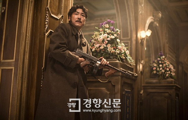 ▲ 영화 <암살>에서 신흥무관학교 출신 추상옥(일명: 속사포)으로 열연하는 조진웅 ⓒ 케이퍼필름