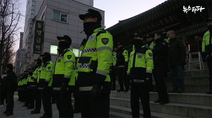 ▲ 한상균 민주노총 위원장이 피신해 있는 조계사 앞에 경찰이 배치돼 있다.