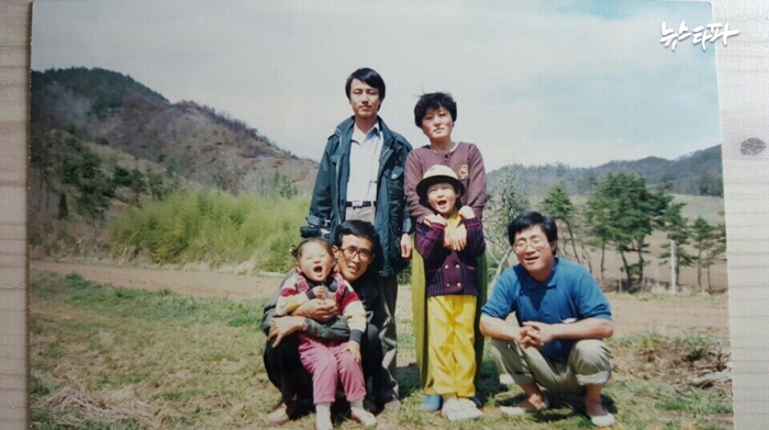 ▲백남기(사진 오른쪽) 씨가 살아 생전 가족들과 함께 찍은 사진. (사진=백남기 씨 후배 최강은 씨 제공)