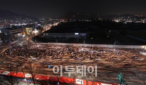 지난 3일, 6차 촛불집회에는 전국에서 232만명이 운집했다. 30년 전, 6월 항쟁을 넘어서는 기록이다. 이토록 장엄한 민주주의가 또 있을까. 세계가 놀랐고, 우리 자신도 놀랐다.