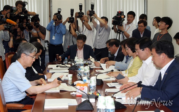 ▲ 국회 정치개혁특별위원회 소속 의원들이 지난 7월 27일 오전 서울 여의도 국회에서 공직선거법심사소위원회를 열어 국회 의원 지역 선거구 획정 기준과 오픈프라이머리(완전국민경선제) 도입 여부에 대해 논의하고 있다. ⓒ 유성호
