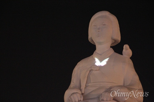▲ 일본군 '위안부' 굴욕 합의 전면 무효화를 촉구하는 시민문화제 '할매, 우리가 다 기억하고 있제라'가 3일 오후 7시 광주 동구 5.18민주광장(옛 전남도청)에서 열렸다. 무대 위에 설치된 높이 6m의 소녀상 가슴에 하얀 나비 형상이 비춰지고 있다. ⓒ 소중한