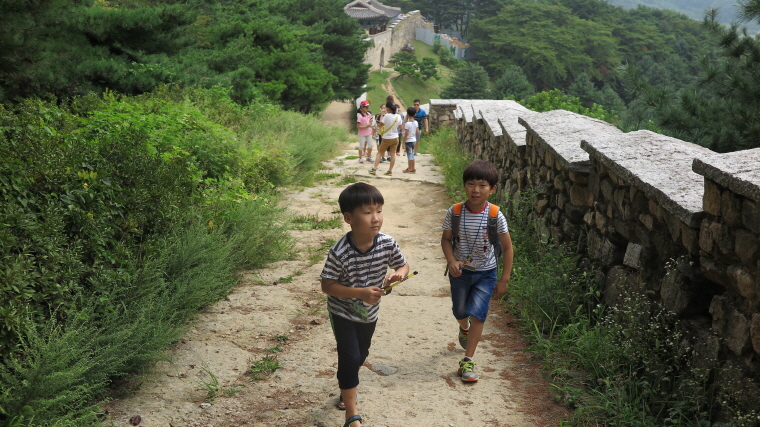 오랜만에 만난 진경이~ 반가워 진경아~^^ 씩씩하게 걷는 은태!