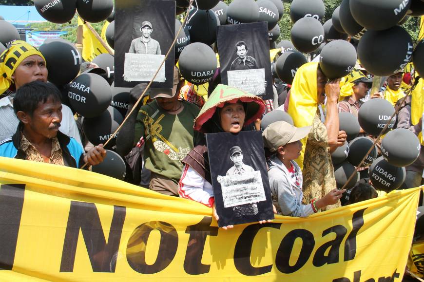 Residents in Batang on the northern coast of Central Java province, Indonesia, stage a protest in Jakarta Sept. 17, demanding the repeal of a project to build a large coal-fired power generation plant in the area in cooperation with Japan. _ KYODO